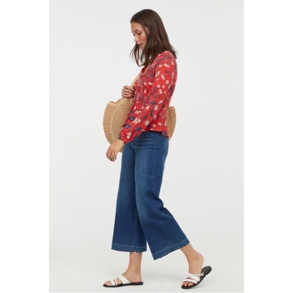 H&M Womens Red Floral Rayon Blouse size 8 Like New - Picture 3 of 12